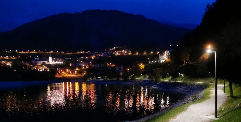 Der Weg vom Lago Park Hotel zum Dorf Der Weg vom Lago Park Hotel zum Dorf