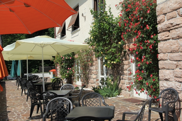 Il terrazzo  sul lago dove viene servita la prima colazione e il pranzo