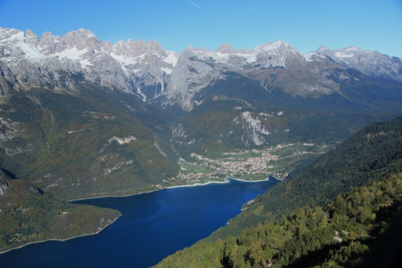 Lago di MOlveno Altipiano di Pradel e Dolomiti di Brenta Lago di MOlveno Altipiano di Pradel e Dolomiti di Brenta