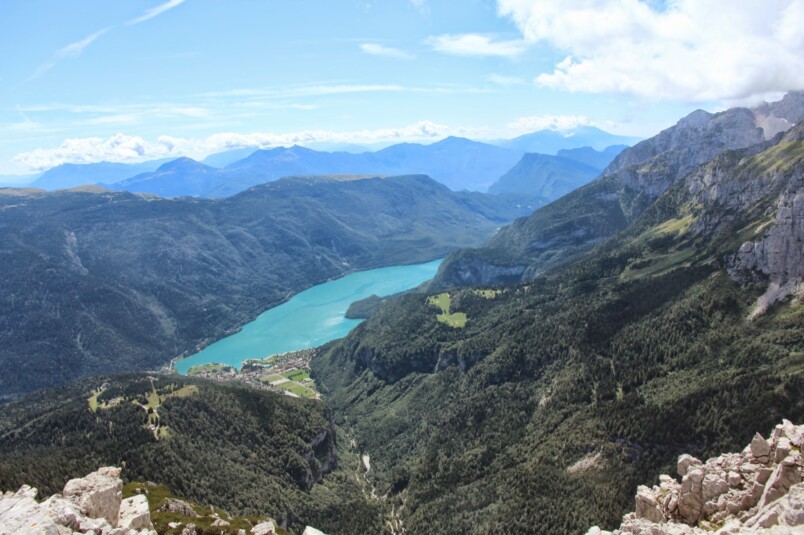 Altipiano di P radel a sinistra e Lago di Molveno Altipiano di P radel a sinistra e Lago di Molveno