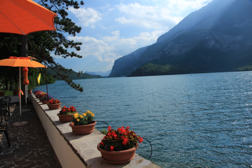 veduta sul Lago Molveno verso sud dal terrazzo del Lago Park