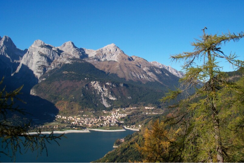 Il lago di Molveno, il paese e l'altipiano di Pradel con il Gruppo  Croz Galin