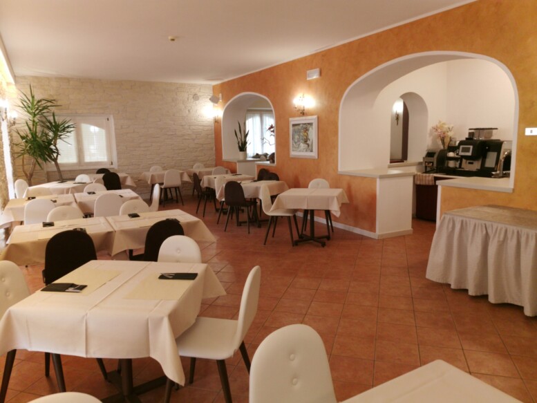 Sala ristorante fronte lago Sala ristorante e colazioni